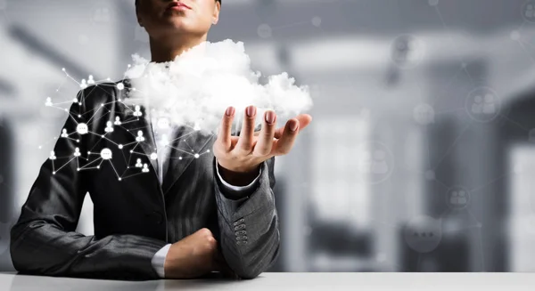 Geschäftsmann Anzug Hält Cloud Mit Netzwerkverbindungen Der Hand Mit Office — Stockfoto
