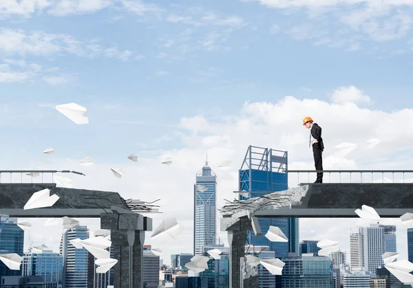 Joven Ingeniero Traje Casco Mirando Hacia Abajo Mientras Está Pie — Foto de Stock