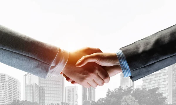 Geschäftsleute Schütteln Händchen Als Symbol Für Partnerschaft Gemischte Medien — Stockfoto
