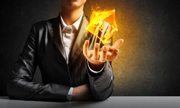Nahaufnahme Eines Geschäftsmannes Schwarzen Anzug Der Das Flammende Haussymbol Händen — Stockfoto