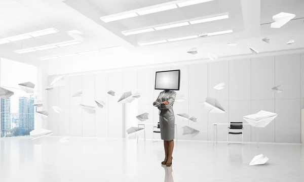 頭腕を維持するのではなくテレビでのスーツのビジネスの女性は 事務所ビル内の紙飛行機を飛行中に立っている間交差 レンダリング — ストック写真