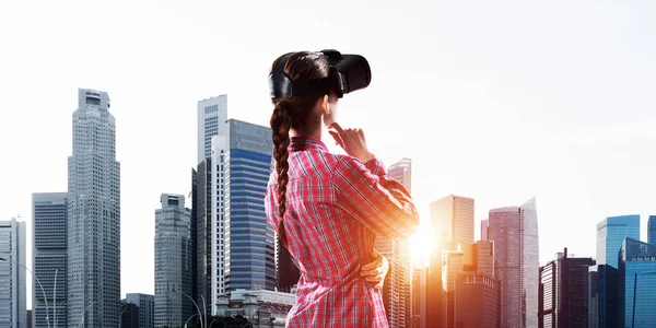 Mujer Joven Caucásica Casco Realidad Virtual Contra Fondo Paisaje Urbano —  Fotos de Stock