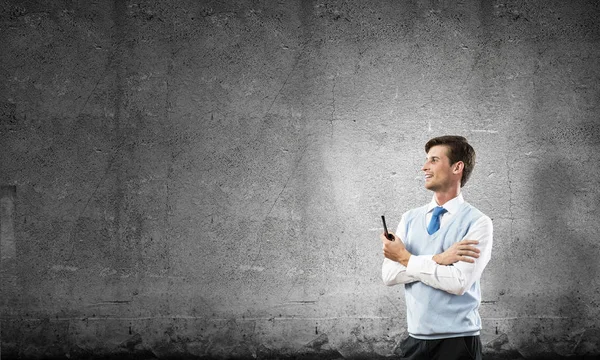 Horizontale Aufnahme Eines Selbstbewussten Und Jungen Geschäftsmannes Smart Casual Kleidung — Stockfoto