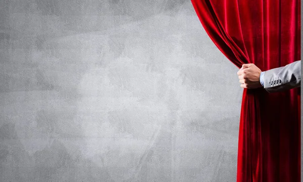 Τσιμεντένιο τοίχος πίσω από τις κουρτίνες και το άνοιγμα του χεριού —  Φωτογραφία © Khakimullin #282194694