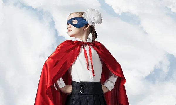 Küçük Kendine Güvenen Çocuk Maskesi Cape Serin Süper Kahraman Çalış — Stok fotoğraf