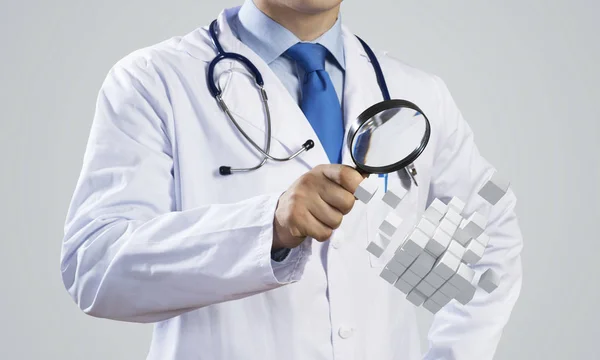 Fotos Horizontales Joven Médico Uniforme Médico Blanco Estudiando Múltiples Cubos — Foto de Stock