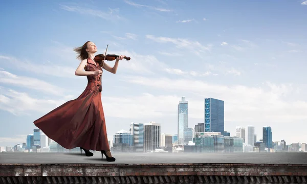Молодая Привлекательная Девушка Играет Скрипке Вершине Здания Смешанные Медиа — стоковое фото