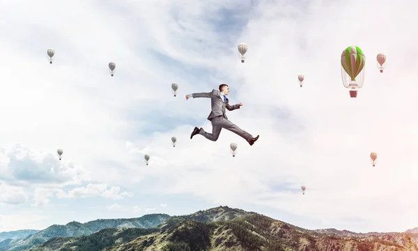 穿着西装的商人在空中奔跑 象征着他们积极的生活状态 带着飞行气球的天窗和背景的自然景观 3D渲染 — 图库照片