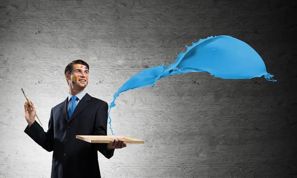 Επιτυχημένος Επιχειρηματίας Μαύρο Κοστούμι Χειρονομίες Και Χαμογελώντας Ενώ Στέκεται Μπλε — Φωτογραφία Αρχείου