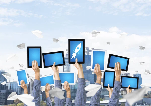 Närbild av man händer i linje visar tablettdator med blank blå skärm — Stockfoto