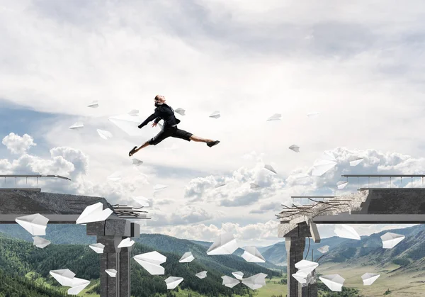 Geschäftsfrau Springt Über Brücke Zwischen Fliegenden Papierflugzeugen Als Symbol Für — Stockfoto