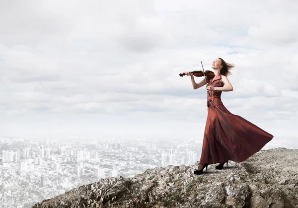 Joven Chica Atractiva Tocando Violín Sobre Fondo Paisaje Urbano —  Fotos de Stock