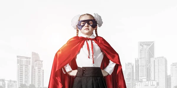 Pequena Criança Confiante Máscara Capa Joga Super Herói Legal — Fotografia de Stock