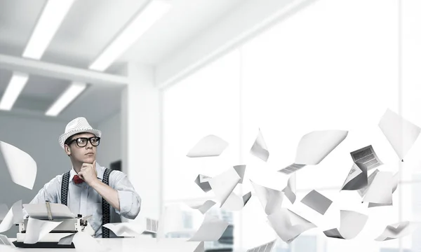 Junger Mann Mit Hut Und Brille Schreibt Mit Schreibmaschine Während — Stockfoto