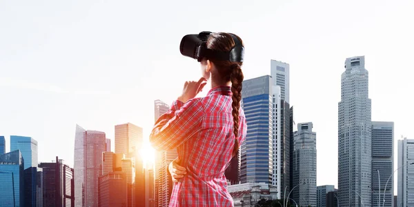 Mujer Joven Caucásica Casco Realidad Virtual Contra Fondo Paisaje Urbano —  Fotos de Stock