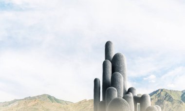 Açık havada, arka planda güzel manzaralı yüksek ve büyük taş sütunların görüntüsü. Duvar kağıdı, telif alanı olan arkaplan.