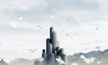 Açık havada, arka planda güzel manzarası olan uçan kağıt uçaklar arasında yer alan yüksek ve büyük taş sütunların resmi. Duvar kağıdı, telif alanı olan arkaplan.