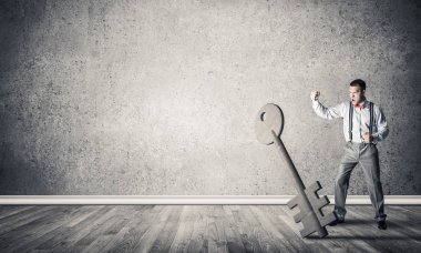 Kararlı işadamı yumruk ile beton iç kırma taş anahtar şekil