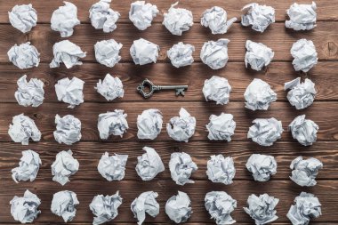 Buruşuk Kağıt ahşap masa üzerinde birçok topları arasında Vintage anahtarı