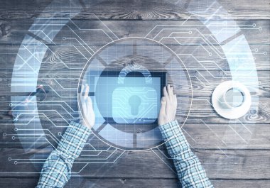 Tablet bilgisayarlı, sıradan bir masada oturan bir kadının en iyi görüntüsü.