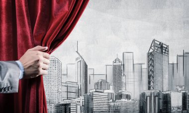 İşadamı el açık kırmızı kadife perde ve arka plan, çizilmiş cityscape yakın çekim