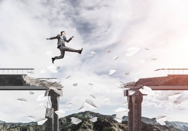 İşadamı, sorunların üstesinden gelmenin sembolü olarak uçan kağıt uçaklar arasında köprüdeki boşluktan atlıyor. Arka planda güneş ışığı ve doğa manzaralı gökyüzü. 3B görüntüleme.