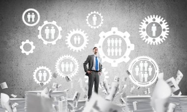 Kendine güvenen işadamı belgeleri kağıtları sosyal dişli yapısı ile arka plan üzerinde uçan arasında yığını üzerinde takım elbise ayakta. Karışık teknik.