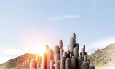 Açık havada, arka planda güzel manzaralı yüksek ve büyük taş sütunların görüntüsü. Duvar kağıdı, telif alanı olan arkaplan.