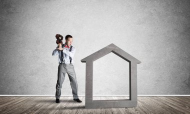 Kararlı iş adamı keman evinin beton figüründen kurtulacak.