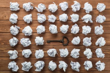 Buruşuk Kağıt ahşap masa üzerinde birçok topları arasında Vintage anahtarı