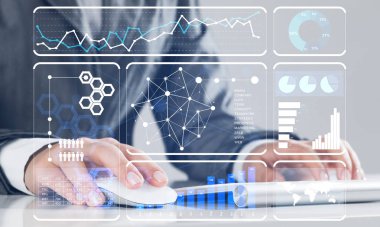 Klavye ve ekranın medya arayüzü üzerinde çalışan kadın ellerini kapat