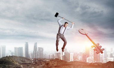 Zıplayan işadamı, arka planda şehir manzarası ve güneş ışığı olan önemli bir sembolü çarpıyor. 3B görüntüleme.