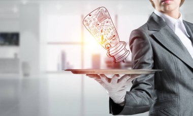 Arka plan üzerinde office manzaralı metal tepsi üzerinde kabataslak iş planı lamba şeklinde sunulması eldiven elinde garsonun closeup.
