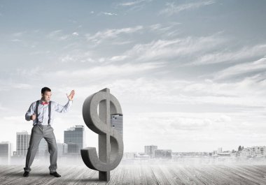 Öfkeli genç işadamı yumruklanmış dolar sembolüyle kaza yapacak.