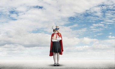 Küçük kendine güvenen çocuk maskesi ve cape serin süper kahraman çalış. Karışık teknik