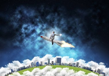 Arka plan üzerine açık alan ve dünya ile roket üzerinde uçan takım elbiseli genç işadamı kavramsal görüntü.