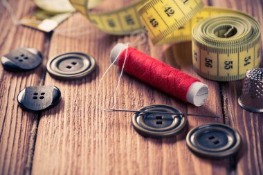 Ahşap masadaki dikiş seti aksesuarlarının parlak görüntüsü