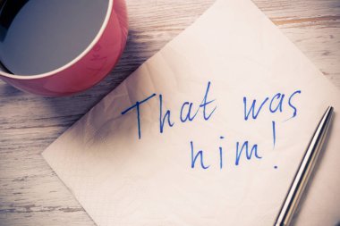 Fincan kahve ve peçete ahşap masa üzerinde mesaj ile