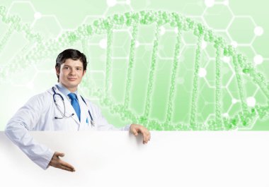 Genç, yakışıklı doktor elinde beyaz boş afiş tutuyor. Metninizi yerleştirin