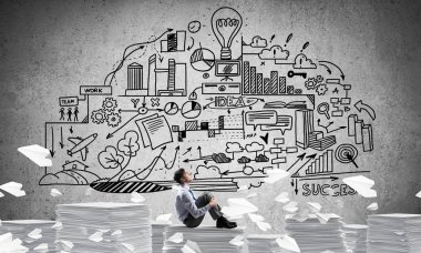 Arka plan iş planı bilgileriyle uzak belgeler arasında uçan kağıt yığını üzerinde otururken arıyor işadamı uçakları. Karışık teknik.