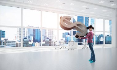 Sanal gerçeklik kask ve dolar taş sembolü genç kadın. Karışık medya