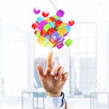 Küp hatlarıma yenilik sembolü olarak gösteren bir işadamı el ile kapatın. 3D render