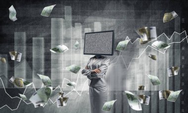 İş kadını kafasına silah tutmak yerine TV elbiseli uçan euro banknot ve analitik grafikler duvar arka plan üzerinde çizilmiş karşı dururken geçti. 3D render.