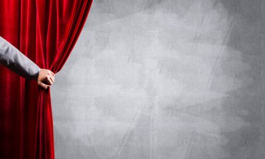 İşadamı el açık kırmızı kadife perde yakın çekim. Metninizi yerleştirin