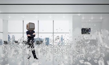 Baş harfleri ofis binası içinde uçan arasında duran geçti silah tutmak yerine eski bir Tv ile takım elbiseli bir iş adamı. 3D render.