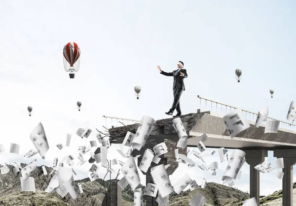 Empresario Caminando Con Los Ojos Vendados Entre Los Documentos Voladores — Foto de Stock