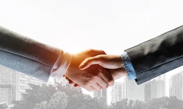 Geschäftsleute Schütteln Händchen Als Symbol Für Partnerschaft Gemischte Medien — Stockfoto