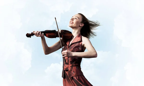 Jeune Fille Attrayante Jouant Violon Sur Ciel Bleu Nuage — Photo