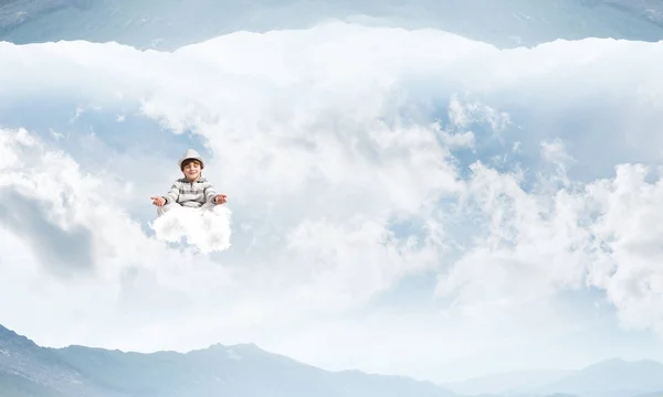 Fiatal Fiú Tartja Szeme Zárva Keres Koncentrált Miközben Meditál Felhő — Stock Fotó
