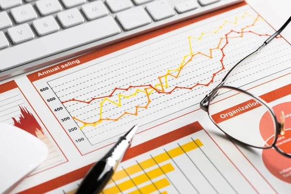 Zakelijke Werkplek Met Toetsenbord Muis Papieren Met Grafieken Diagrammen — Stockfoto